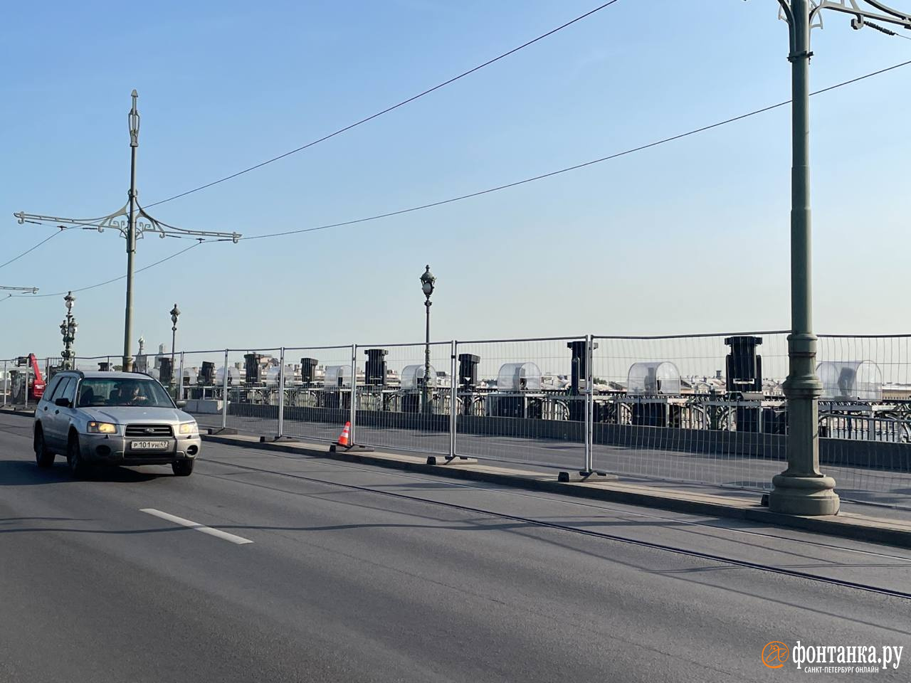 Троицкий мост готовят к «Алым парусам» — переправа закрыта в одну сторону