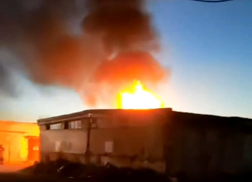 Тoyota Land Cruiser сгорел в гараже в Краснокаменске