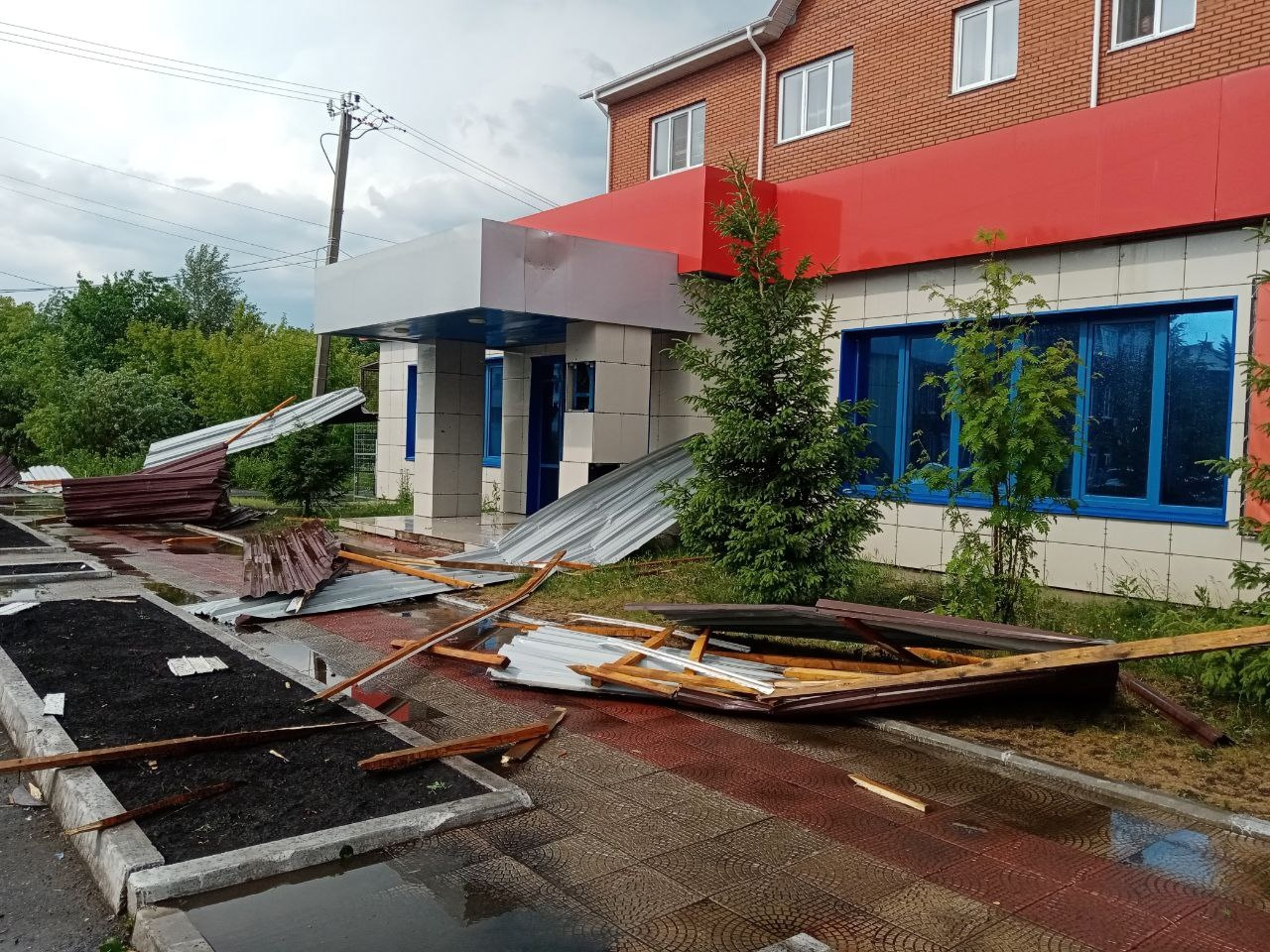 Рядом с такими последствиями начинаешь понимать, почему спасатели просят не ходить рядом с домами во время урагана Рядом с такими последствиями начинаешь понимать, почему спасатели просят не ходить рядом с домами во время урагана