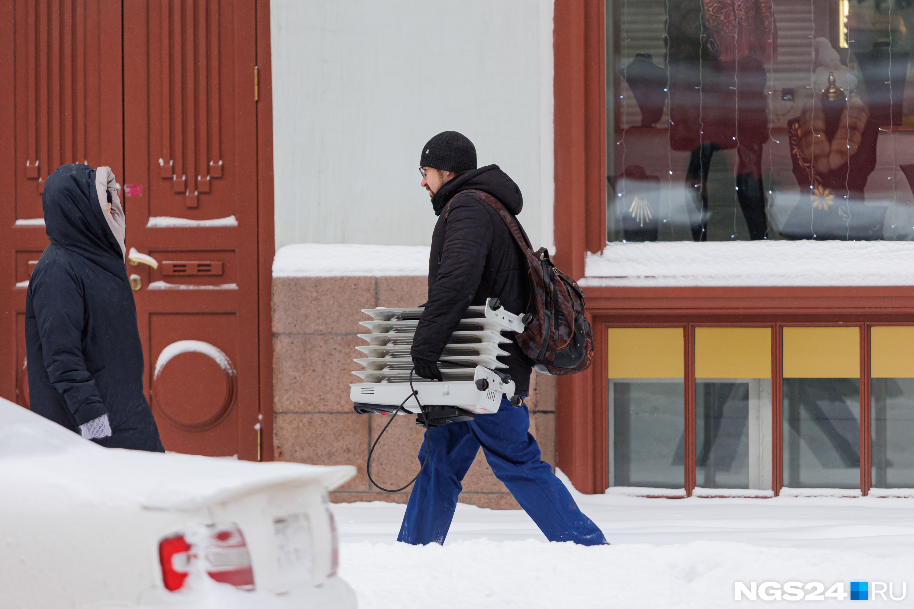 Обогреватель с собой даже на улицу — чтобы не замерзнуть :)