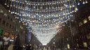В Новосибирске на улице Ленина зажгли праздничные гирлянды — фото мерцающей новогодней иллюминации