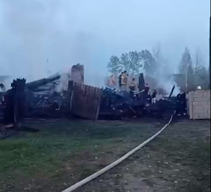 Пепелище сгоревшего дома