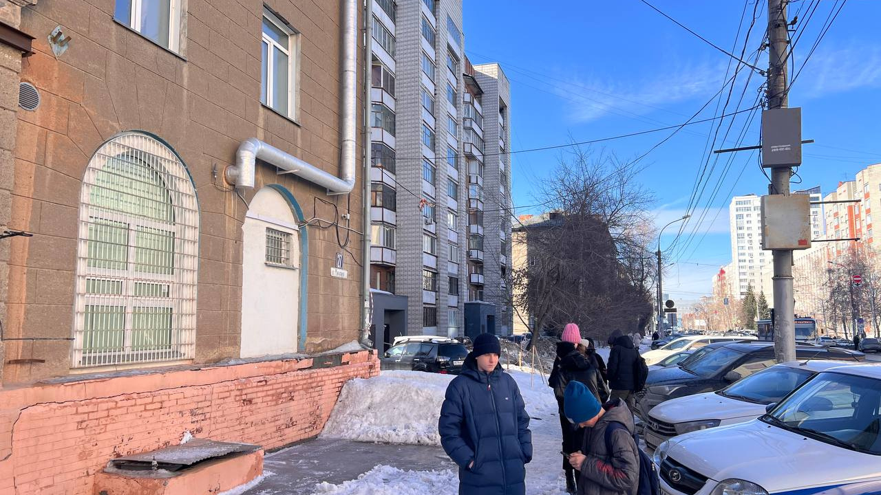 Фанаты ждали у дверей полиции: Никиту Кологривого задержали из-за дебоша в баре в Новосибирске — хроника скандала