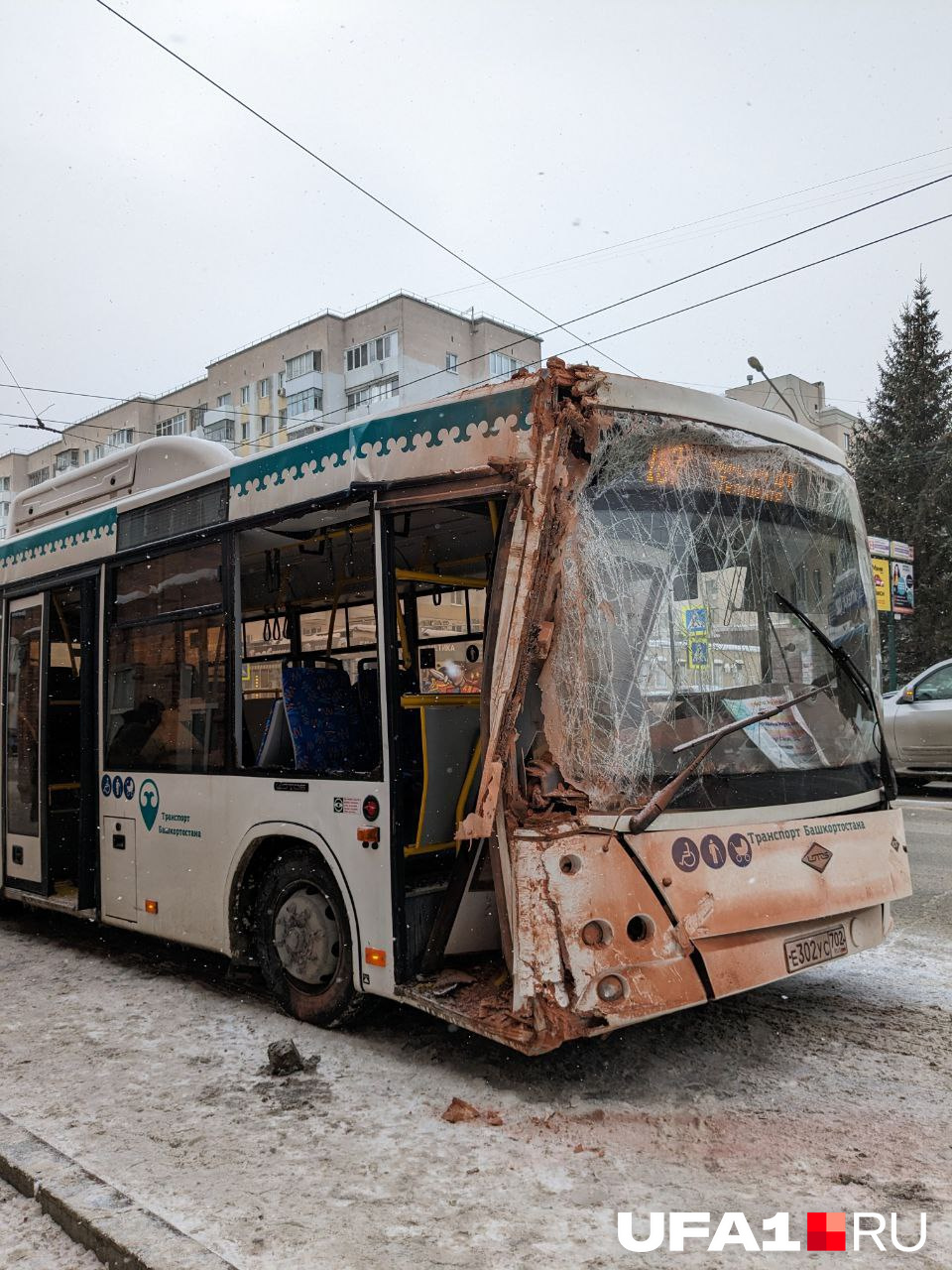 На автобусе остался след от столкновения