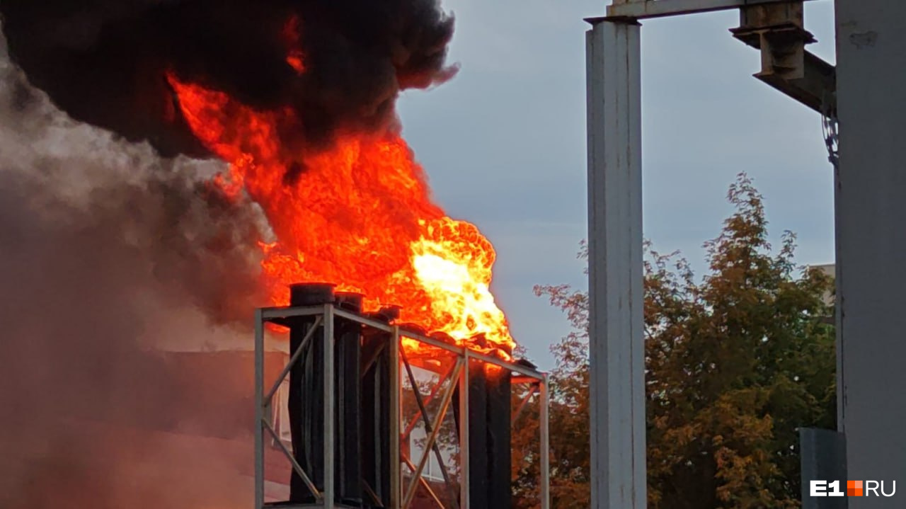 Пожар на известном заводе в Екатеринбурге локализован. 18 кадров о геройстве спасателей