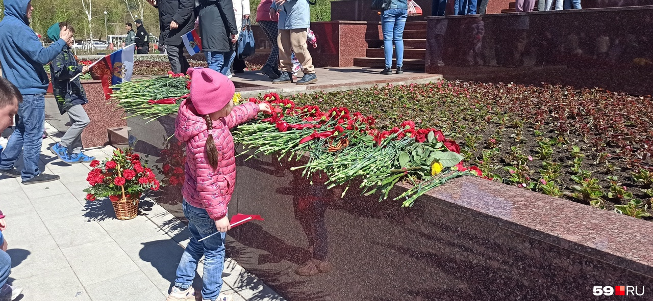 У монумента «Героям фронта и тыла» можно возложить цветы