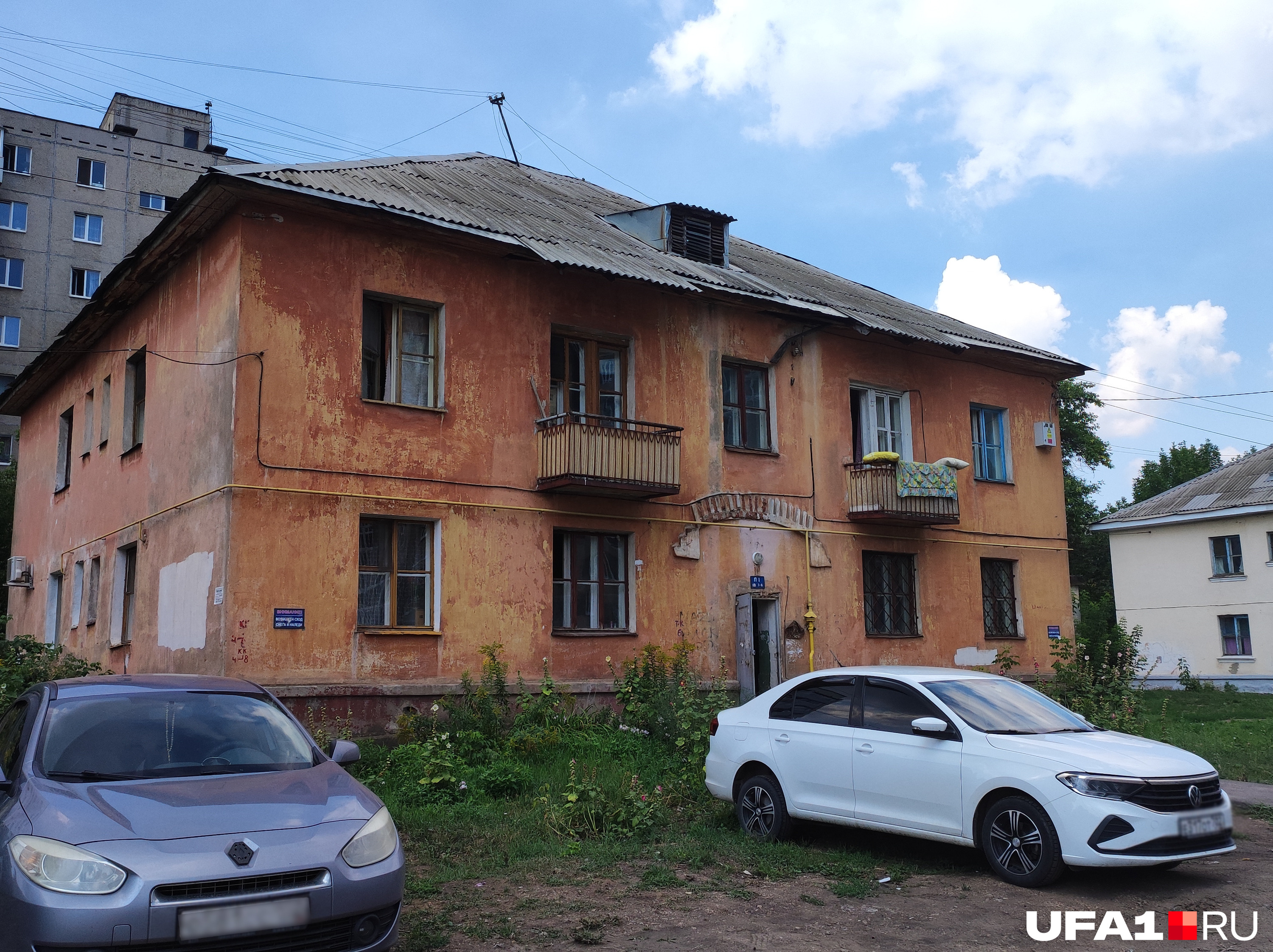 Есть и более или менее целые дома. А припарковано около них...