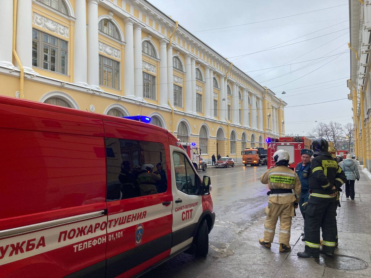 К зданию Вагановки съехались пожарные и скорые | 16.12.2023 |  Санкт-Петербург - БезФормата