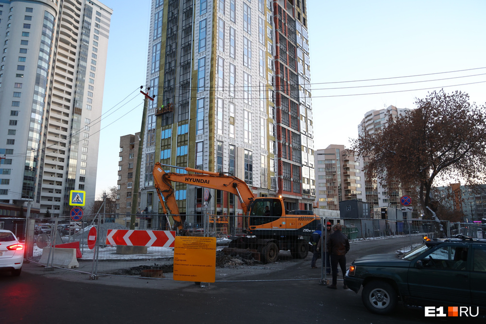 В самом центре Екатеринбурга затянулся ремонт маленькой, но важной улицы