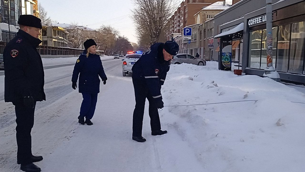 Подвела погода: в мэрии Екатеринбурга объяснили, почему за время каникул не очистили дороги от снега