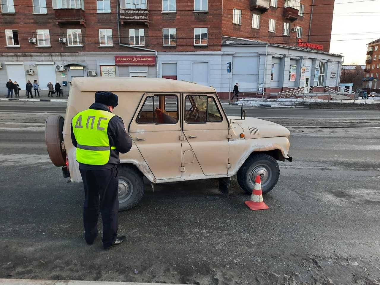 На Урале 16-летняя девушка шла к остановке и попала под колеса УАЗа: видео с моментом аварии