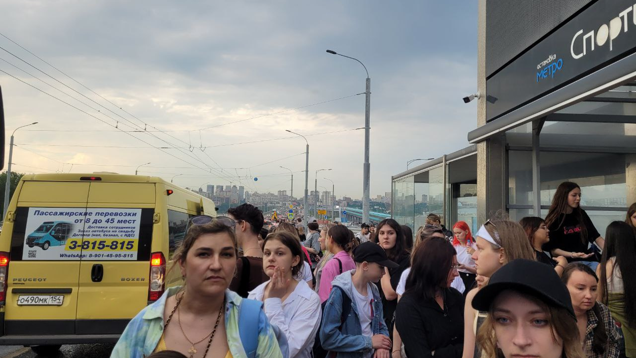 «В автобусы забиваются вплотную»: пробка из машин и людей собралась у ЛДС
