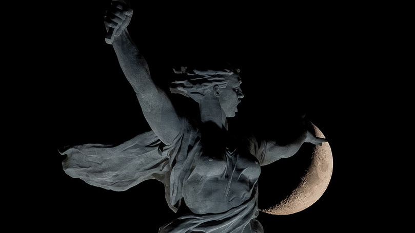 «Пришлось лечь на асфальт»: фотограф из Волгограда снял держащую в руке луну Родину-мать