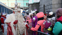 Пробудет пять часов: когда в Новосибирск приедет поезд Деда Мороза — в прошлом году к нему собралась толпа
