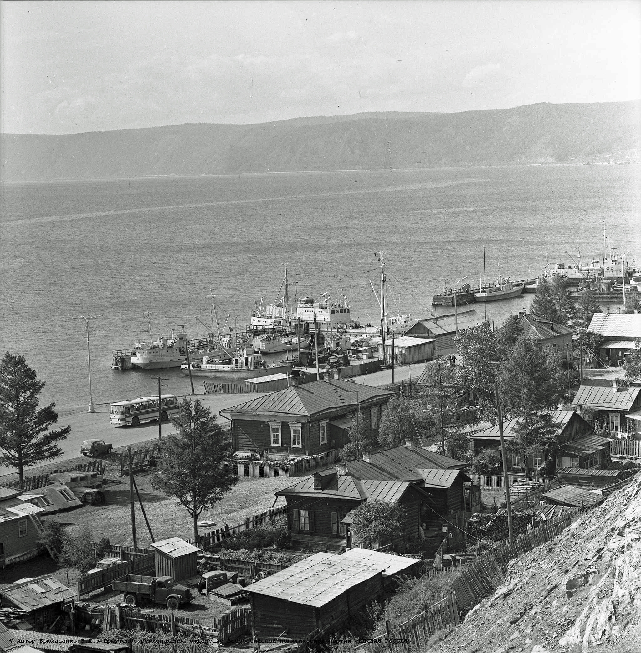 Вид на пристани Листвянки, 1970—1980 год. Сейчас в этом районе стоит отель «Маяк»