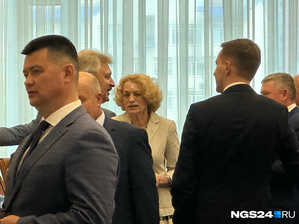 Традиционно до начала заседания депутаты, министры, чиновники и силовики общаются о делах насущных Традиционно до начала заседания депутаты, министры, чиновники и силовики общаются о делах насущных
