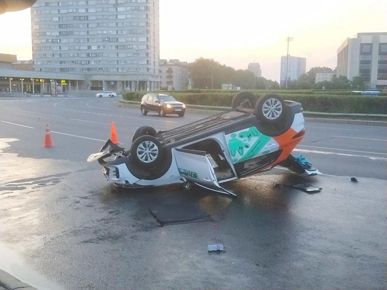 Каршеринг перевернулся на крышу на площади Победы в Петербурге, видео ДТП -  14 июня 2023 - ФОНТАНКА.ру