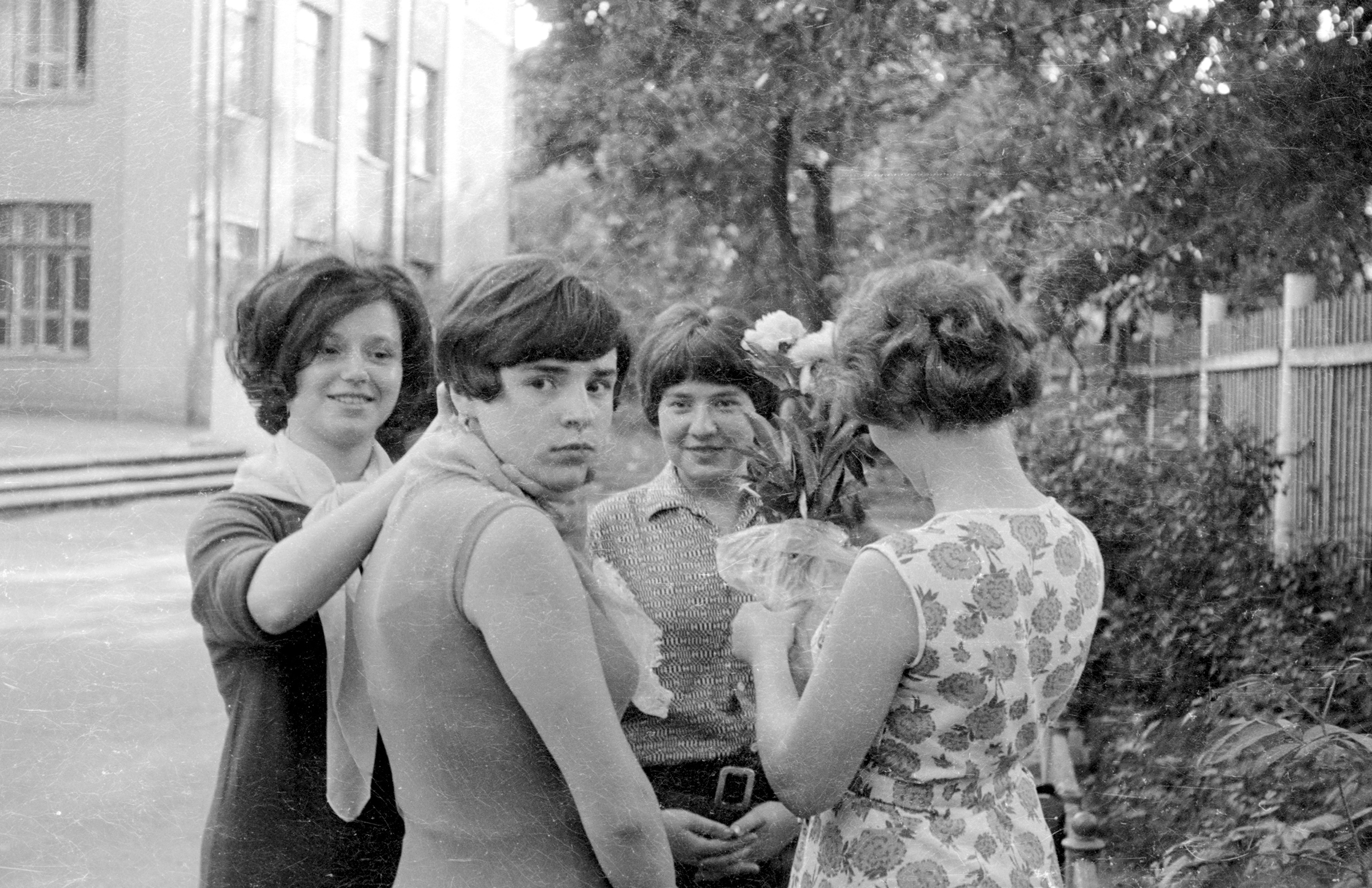«Конец июня. 9-й класс окончен. Впереди каникулы и интересная поездка всем классом на Урал в Свердловск. На снимке подруги Нина, Вера, Марина и Таня у входа в школу <nobr class="_">№ 366.</nobr> Теперь ее нет. На этом месте построена Европейская гимназия», — сказано в описании фото «Конец июня. 9-й класс окончен. Впереди каникулы и интересная поездка всем классом на Урал в Свердловск. На снимке подруги Нина, Вера, Марина и Таня у входа в школу <nobr class="_">№ 366.</nobr> Теперь ее нет. На этом месте построена Европейская гимназия», — сказано в описании фото