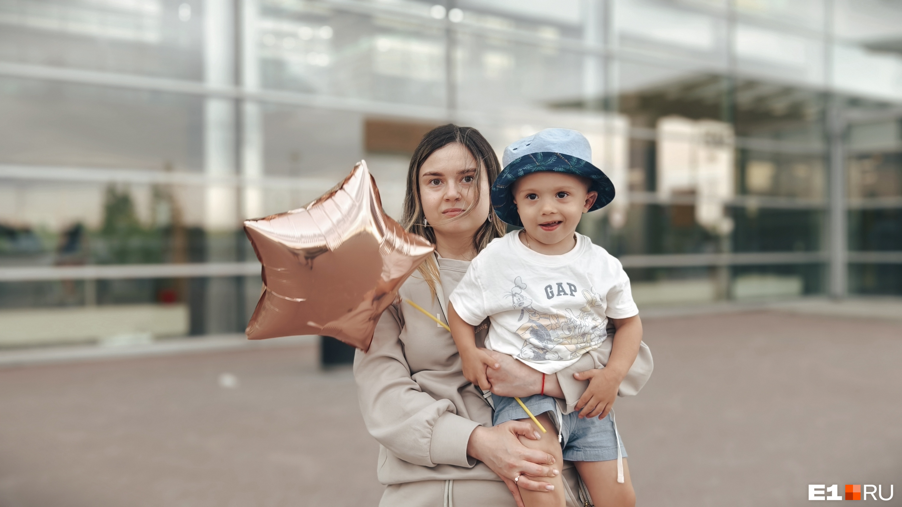 «Мама, я тебя слышу!» Трехлетний Степа, родившийся без ушей, вернулся в Екатеринбург после операции в США