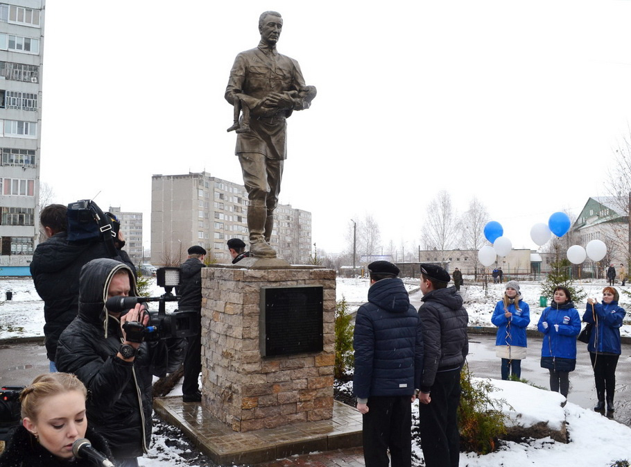 Памятник в Благовещенске. Николай Киселев изображен с девочкой на руках, которую он нес во время выхода через линию фронта, чтобы та не плакала