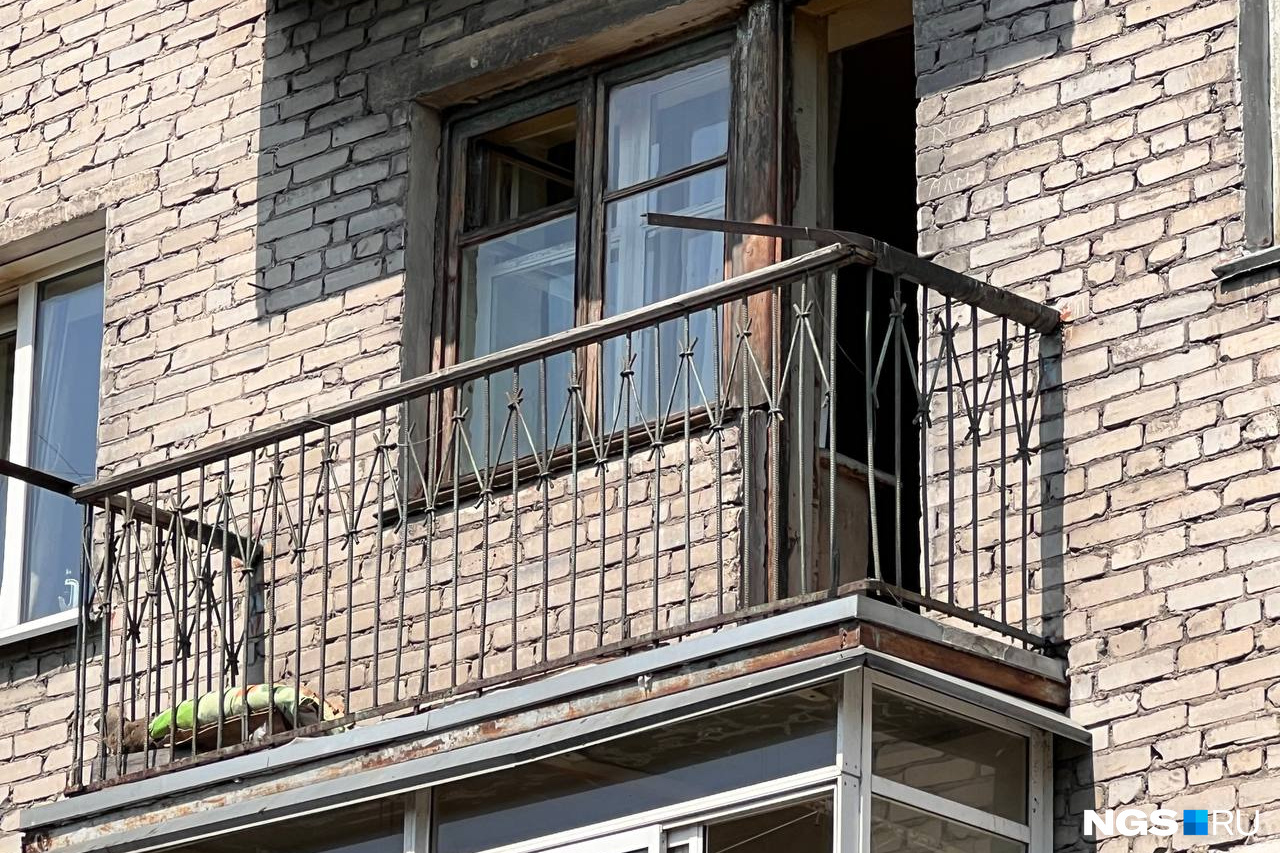 Ебут жену на балконе пока муж спит, порно видео на city-lawyers.ru
