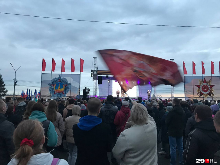 В День Победы Евгений спел на сцене, которая находилась на площади Мира