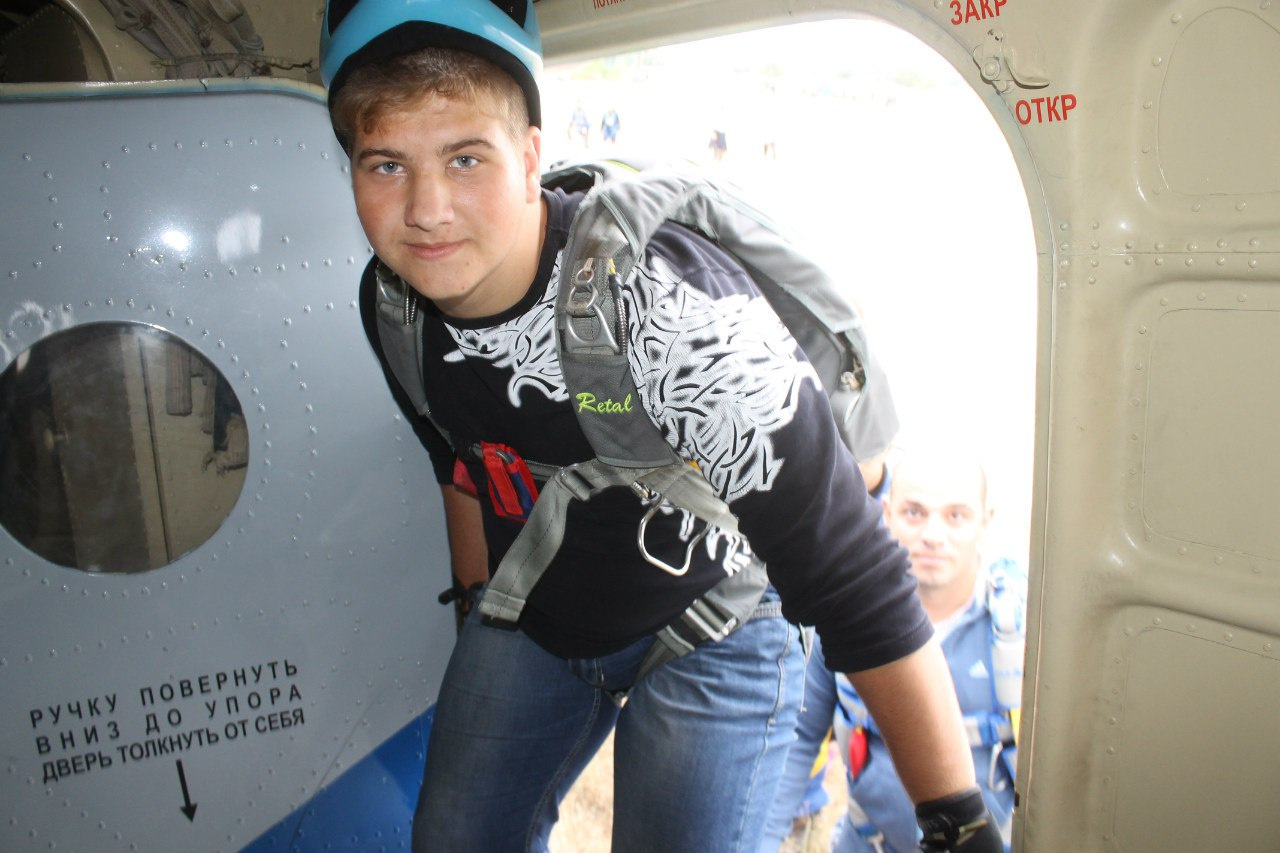 Александр перед прыжком с парашютом