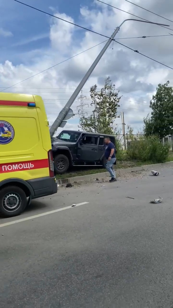 Джип врезался в фонарный столб на Северном проспекте в Петербурге - 27 июля  2023 - ФОНТАНКА.ру