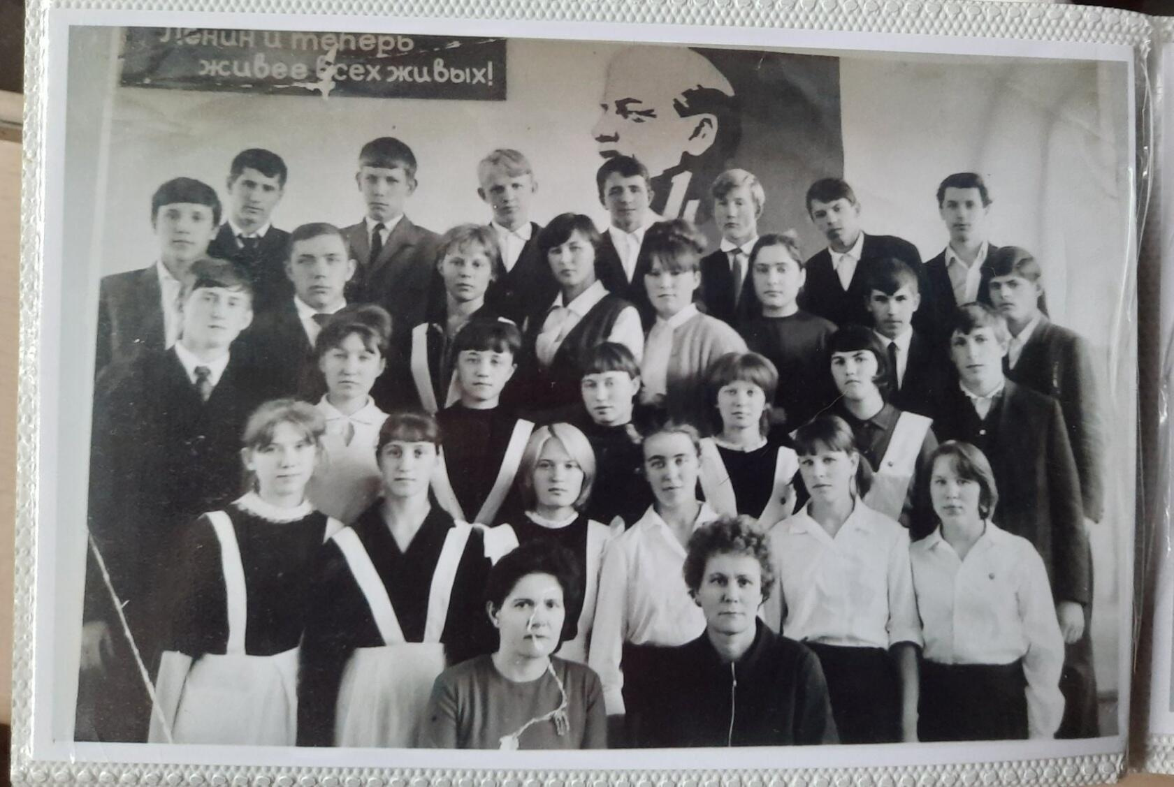 Выпускной 10-й класс в школе № 80, 1968 год Выпускной 10-й класс в школе № 80, 1968 год