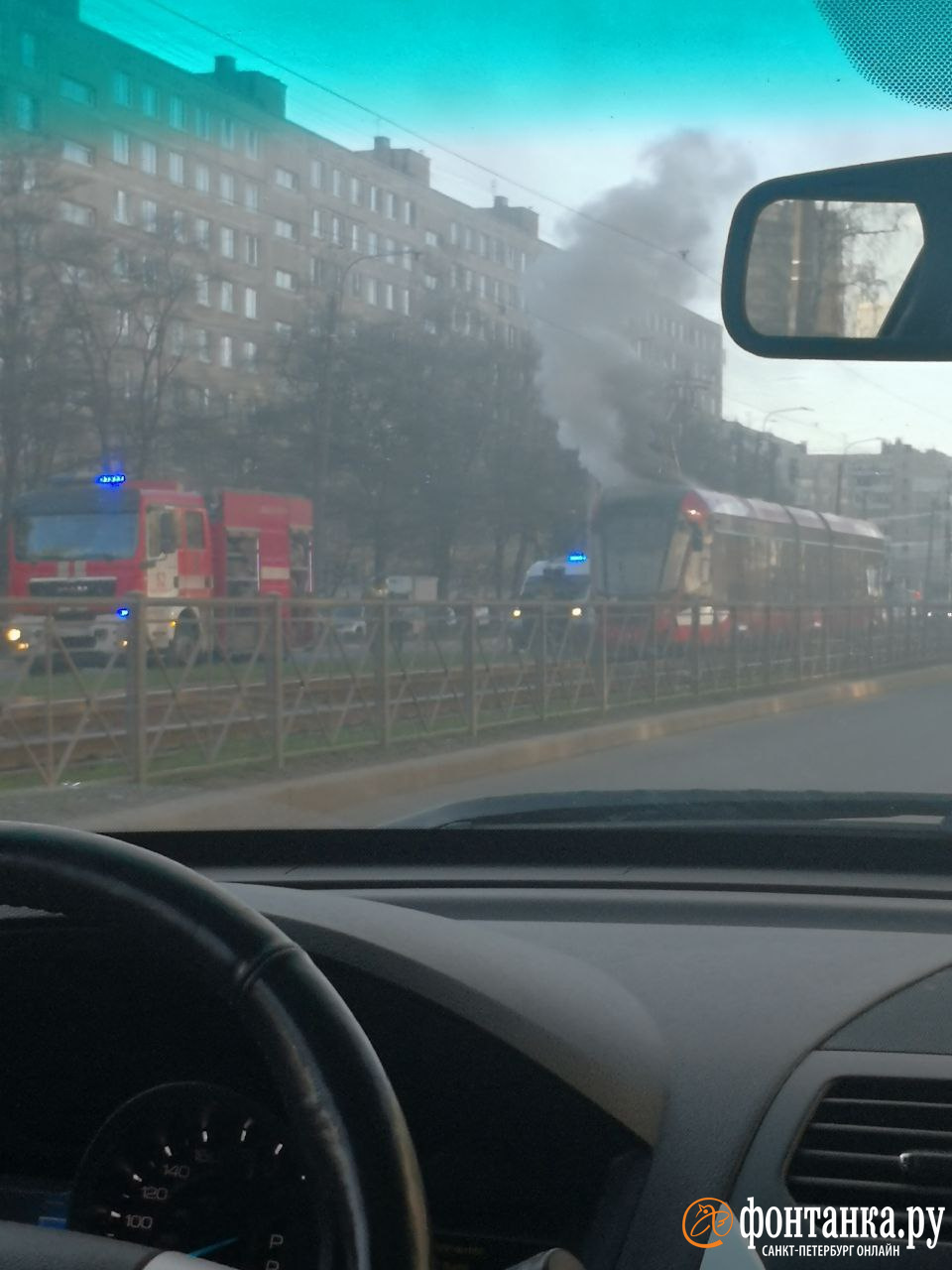 Столб черного дыма повалил из горящего трамвая на проспекте Солидарности. Из салона вырывались языки пламени
