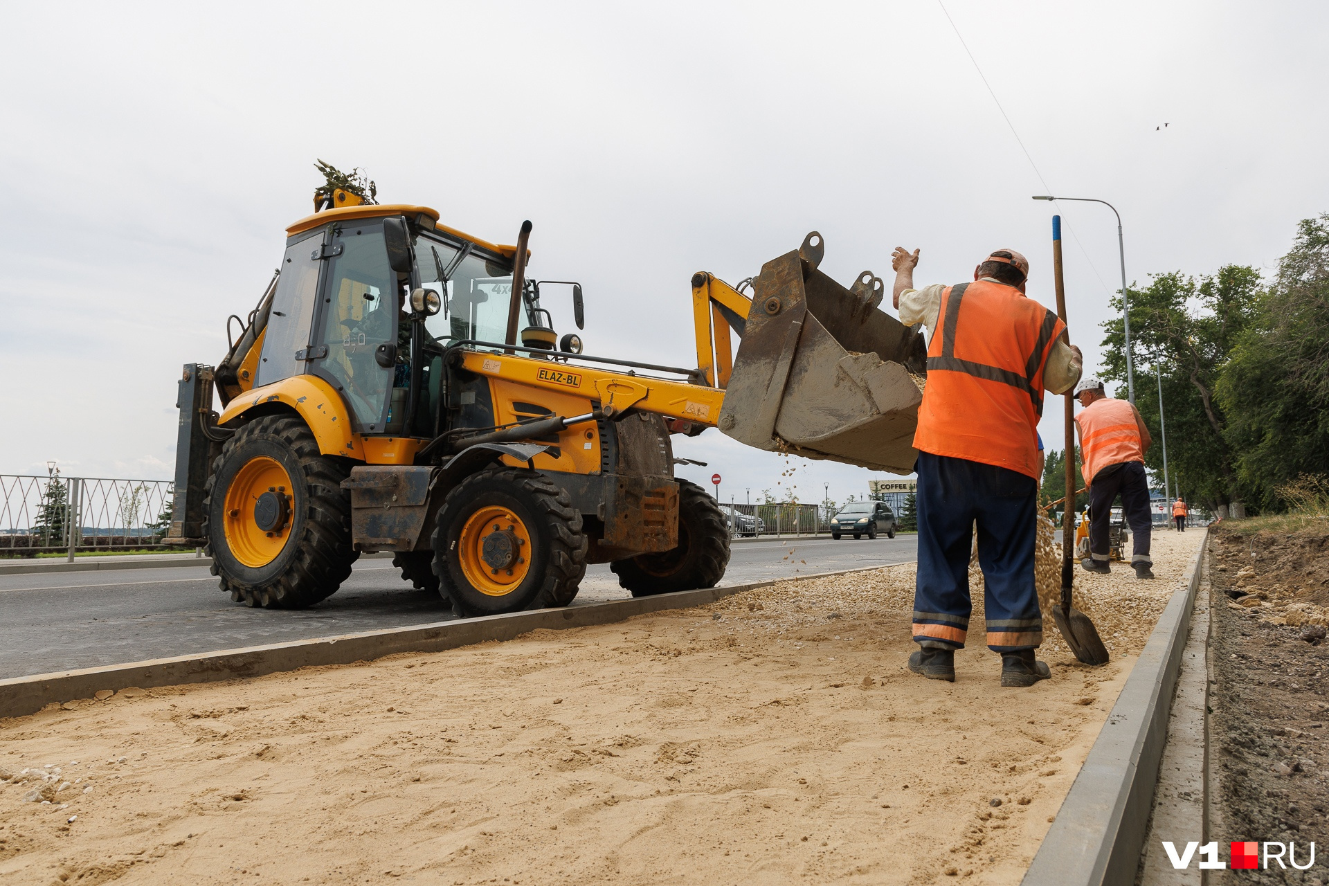 В Волгограде строят тротуар на Нулевой Продольной - 26 июля 2023 - v1.ru