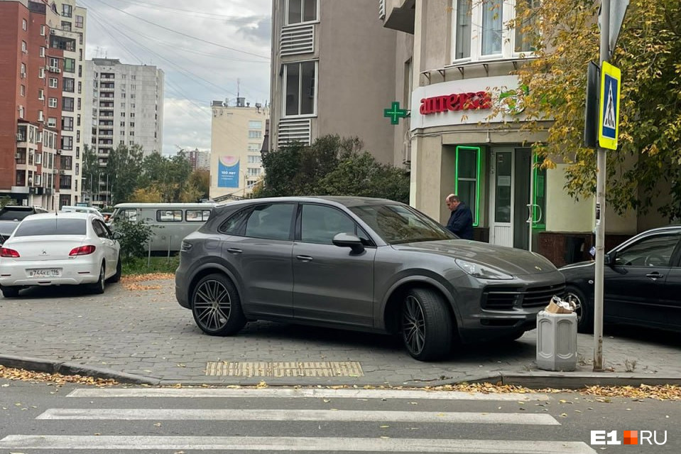 В Екатеринбурге автохам бросил Porsche с крутым номером на тротуаре. Его ищут инспекторы