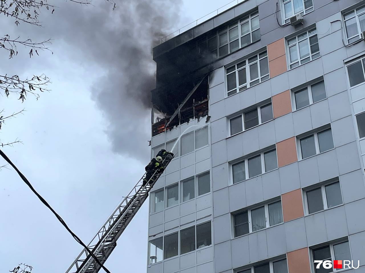 Центр Ярославля заволокло дымом из-за пожара в высотке. Кадры | 27.10.2023  | Ярославль - БезФормата