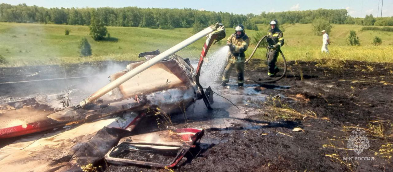 Погибла мама с ребенком, тела обгорели: в Татарстане рухнул экскурсионный самолет — кадры с места крушения