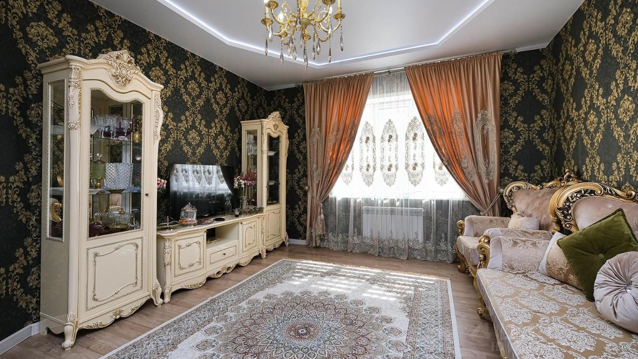 Под Новосибирском продают трехэтажный коттедж с бильярдом и потайной комнатой — смотрим на жилье за 20 миллионов рублей