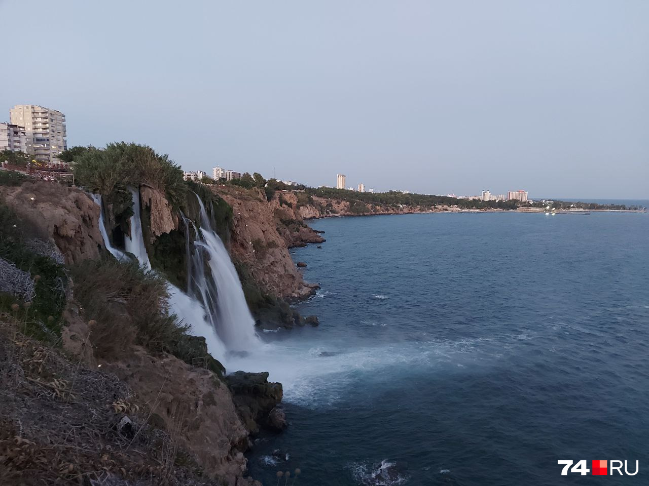 Река, протекающая через Анталью, образует Нижние Дюденские водопады Река, протекающая через Анталью, образует Нижние Дюденские водопады