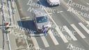 Пронесся на красный. Девятилетнего ребенка сбил микроавтобус на пешеходном переходе в Текстильщиках: видео