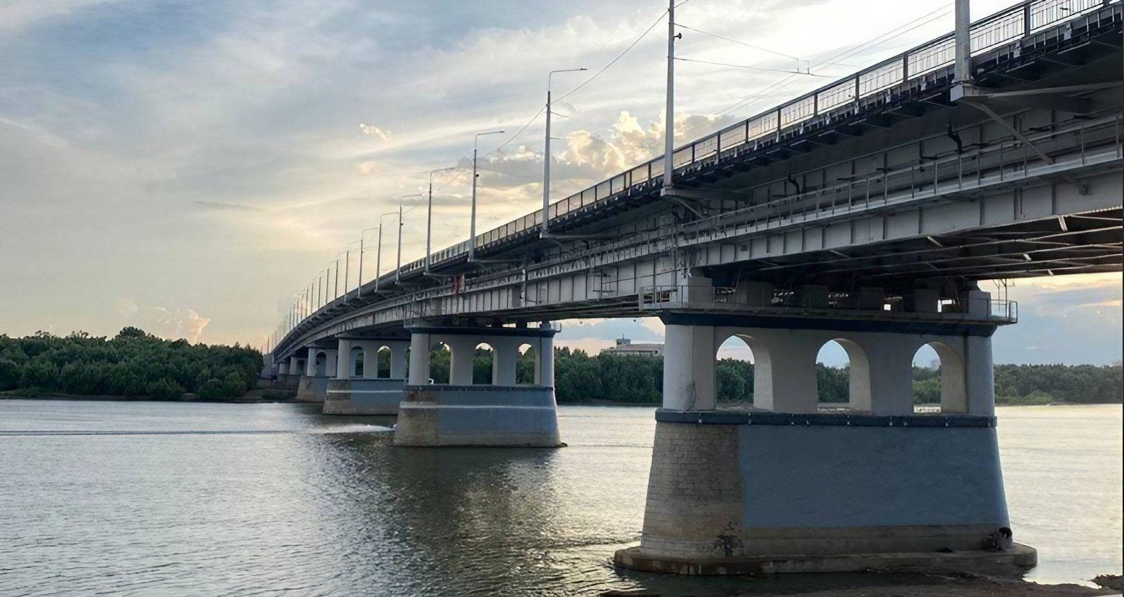 Опоры Ленинградского моста окрасили наполовину. Что говорят в мэрии?
