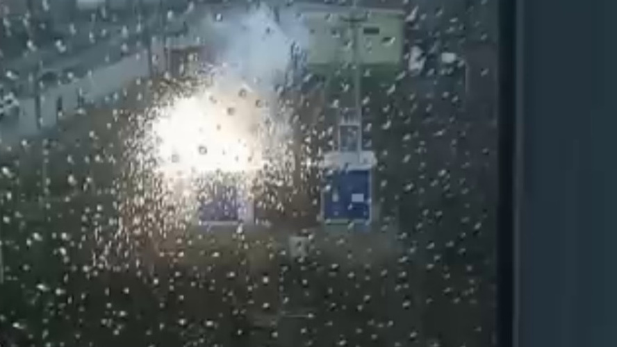 На Урале молния ударила в электрическую подстанцию: видео момента
