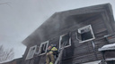 В Архангельске загорелось историческое здание: внутри были люди
