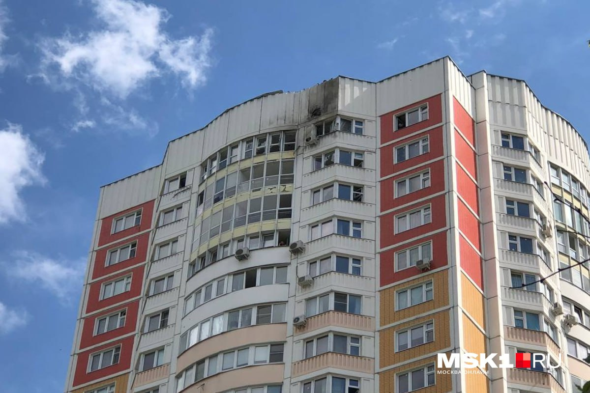Эвакуированных жильцов дома на улице Атласова в Новой Москве, в который врезался беспилотник, уже начали пускать домой