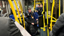 «Стали буянить, началась драка»: в Ярославле водитель автобуса выгнал дебоширов из салона. Видео