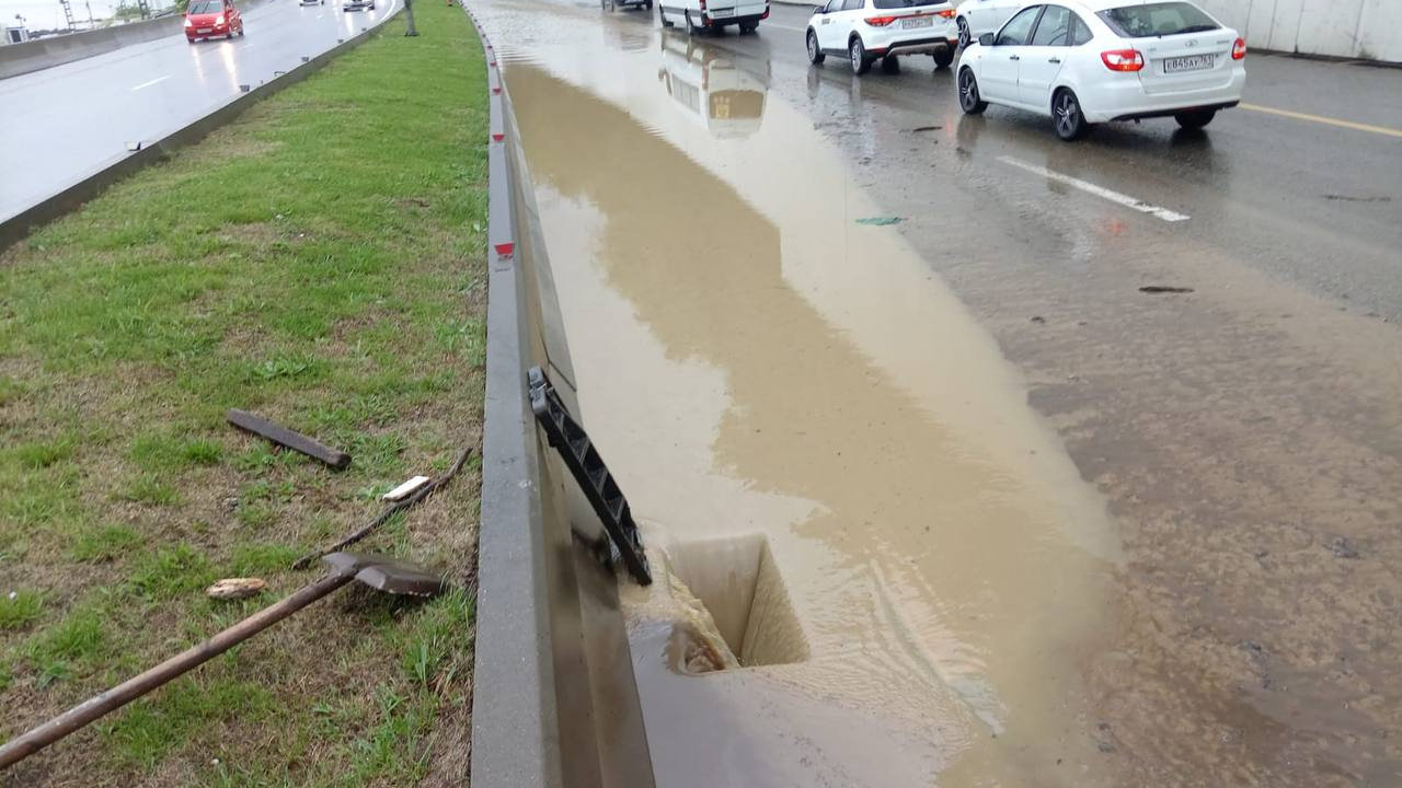 В Сочи просят водителей не выезжать в город: федеральную трассу частично затопило