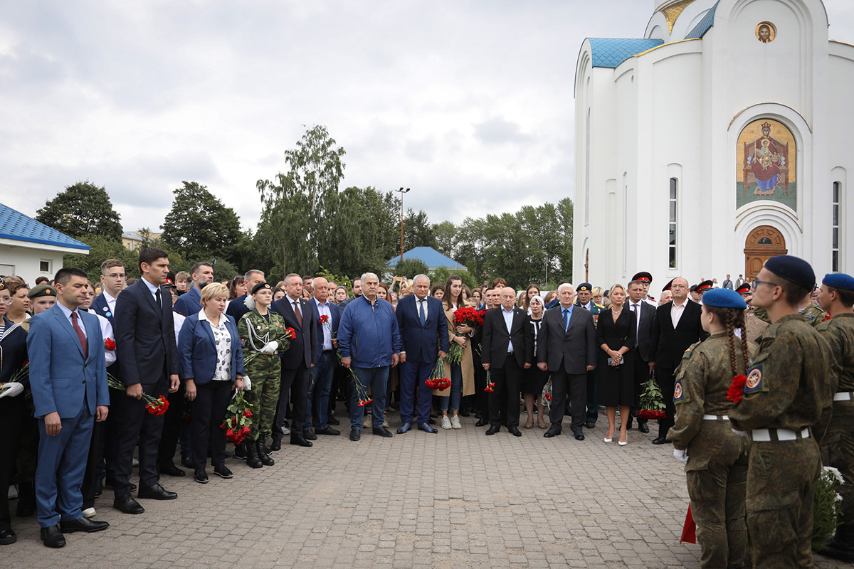 В Малоохтинском парке почтили память жертв трагедии в Беслане - 3 сентября  2023 - ФОНТАНКА.ру