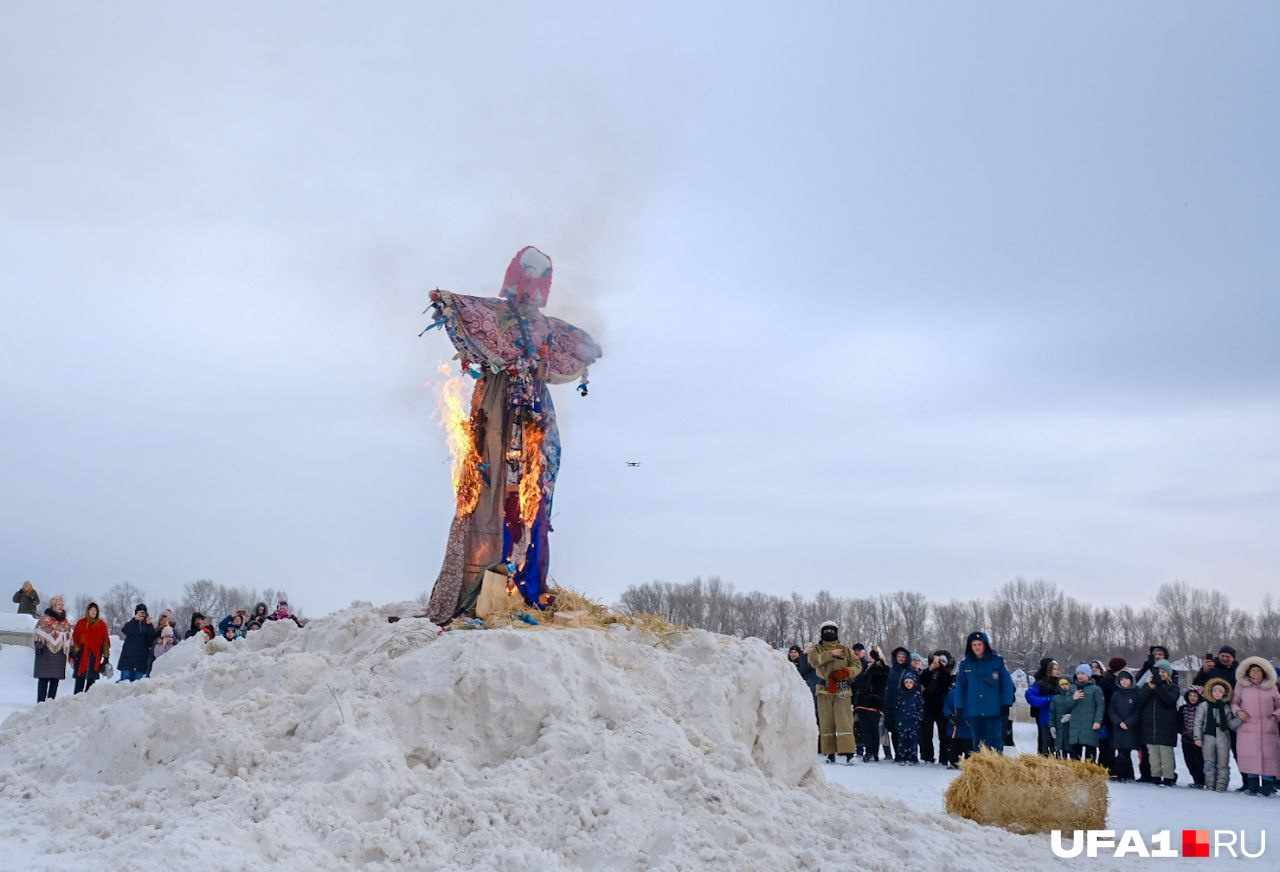 На месте дежурили пожарные