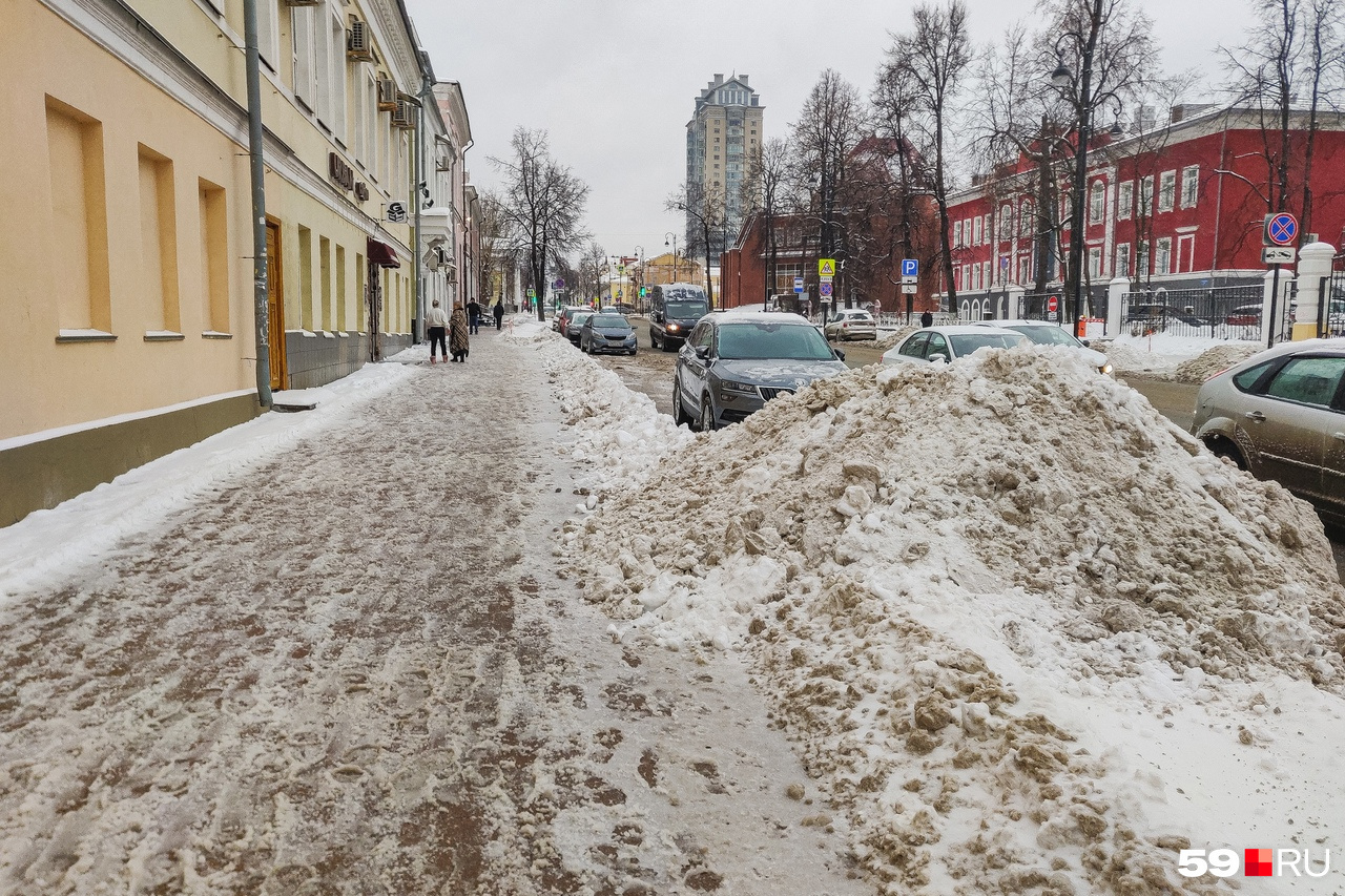 Собранный снег свален в кучи у дороги Собранный снег свален в кучи у дороги