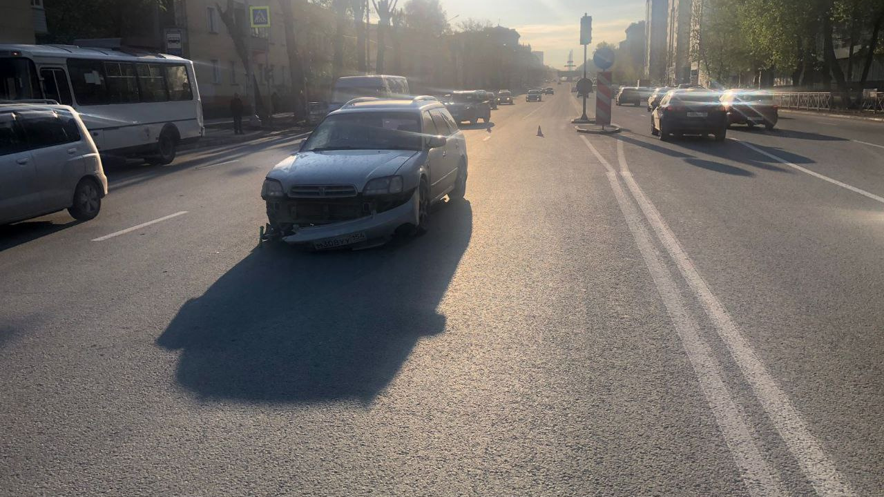 Шли по пешеходному переходу: Subaru сбил маму с 4-летней дочкой — видео с места ДТП на Титова