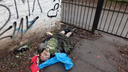 В Ростове под забором школы <nobr class="_">№ 92</nobr> умер мужчина. Тело никак не заберут
