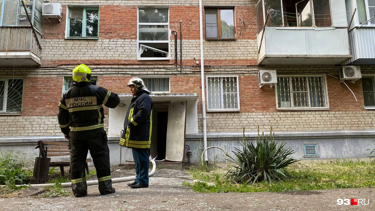 Металлическая дверь покосилась после взрыва Металлическая дверь покосилась после взрыва