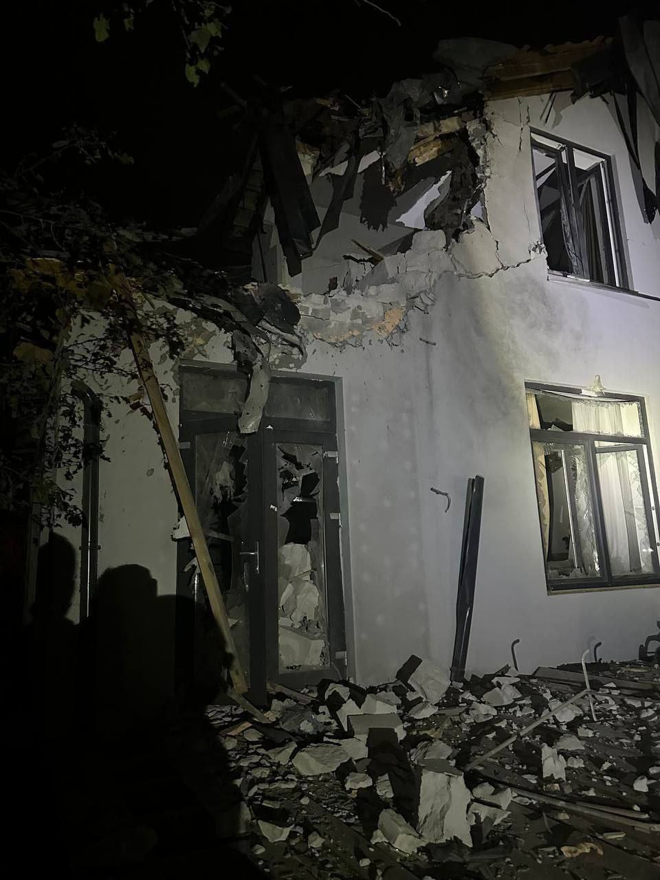 Фото: при падении БПЛА серьезно пострадал частный дом в Химках